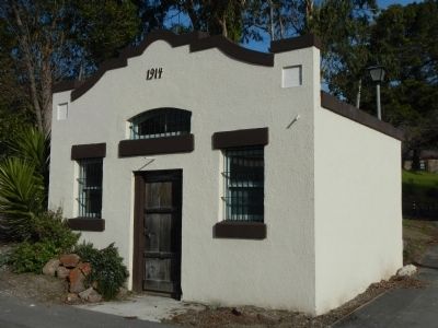 Davenport Jail, located behind the Foresters Hall image. Click for full size.