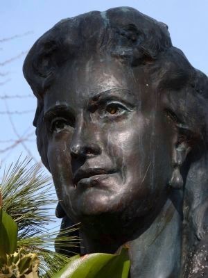 Detail of the face of the Queen Anne statue image. Click for full size.