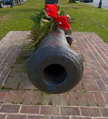 Revolutionary Cannon decorated for Christmas image. Click for full size.