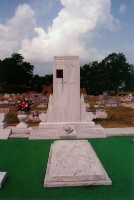 Hank Williams Alabama Troubadour, gravesite ; Oakwood Cemetery Annex, Montgomery Alabama image. Click for full size.