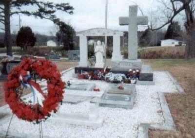 Grave site of Alvin C. York, World War I Congressional Medal of Honor Recipient. image. Click for full size.