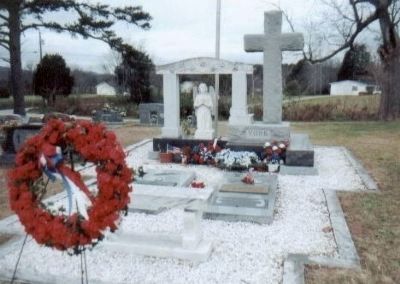 Alvin C. York gravesite in Wolf Cemetery, Pall Mall, TN image. Click for full size.