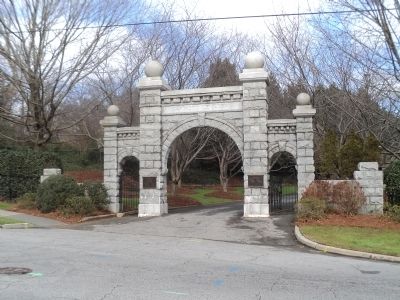 Entrance to Oakwood Cemetery image. Click for full size.