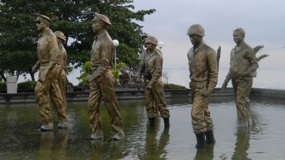 Leyte Landing/<i>Paglunsad sa Leyte</i> Memorial image. Click for full size.