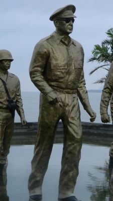 Statue of General MacArthur by sculptor, Leandro Locsin image. Click for full size.