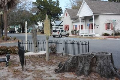 Washington Pump & Oak Marker seen along Osborne Street, northbound. Click for full size. Washington Pump & Oak Marker seen along Osborne Street, northbound image. Click for full size.