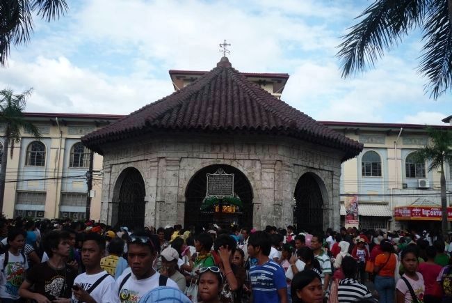 The throng of celebrants from the nearby<i> Basilica Minor del Santo Nio</i> image. Click for full size.