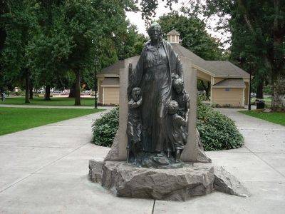 The Pioneer Mothers Statue image. Click for full size.