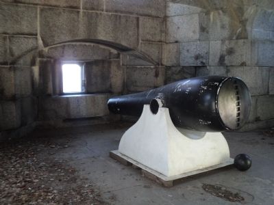 Rodman Gun in Fort Totten Battery image. Click for full size.