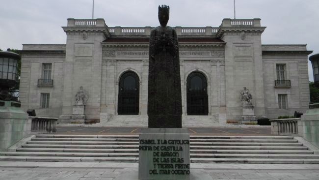 <i>Ysabel I La Catolica</i> statue at the main entrance to the Organization of American States Hdqt. image. Click for full size.