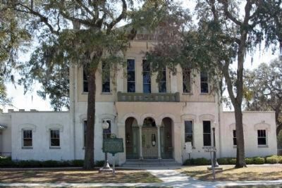 Old Clay County Courthouse and Marker image. Click for full size.