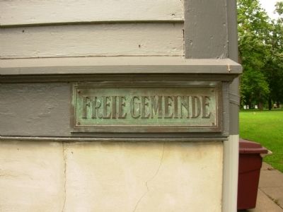 Freie Gemeinde plaque on front of building image. Click for full size.
