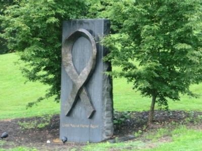 Bronze "Yellow" Ribbon Monument Marker image. Click for full size.