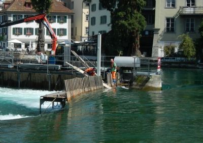 Adjusting the Weir Waterlevel at Mühlenplatz image. Click for full size.