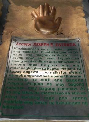 <i>Inang Laya</i> Monument: The Hand of Sen. Joseph Estrada image. Click for full size.