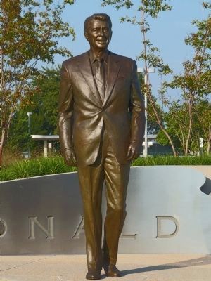 Ronald Reagan Statue image. Click for full size.