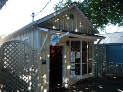 Victorian Cottage and Marker image. Click for full size.
