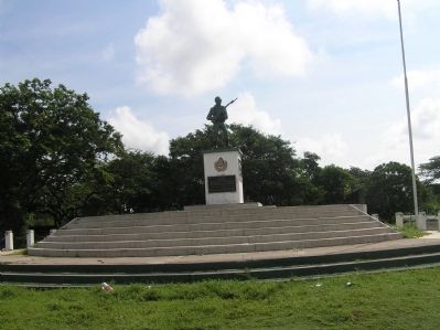 Monument to the Honduran soldier during the "100 Hours War" image. Click for full size.