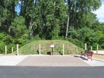 Reconstructed Indian Mound and Marker image. Click for full size.