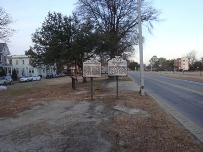 Arnold's British Defenses, 1781 Marker (on left) image. Click for full size.