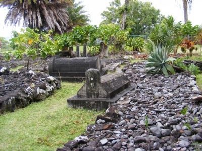 Palapala Hoomau Congregational Church graveyard-other grave markers image. Click for full size.