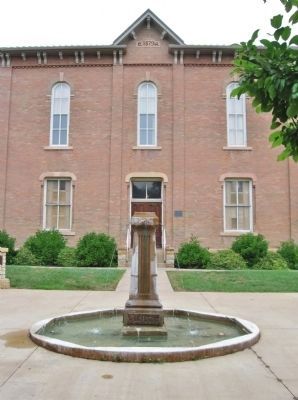 Fountain and Former Courthouse image. Click for full size.