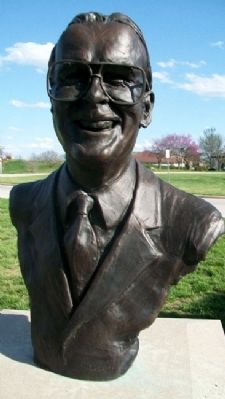 Bust of Lamar Hunt image. Click for full size.