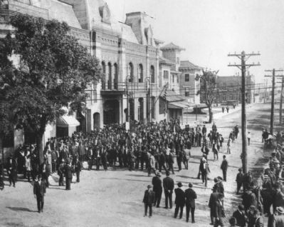 Crowd outside Opera House image. Click for full size.