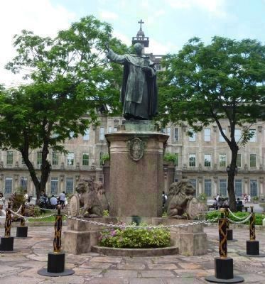 Statue of Archbishop Benavides (cast bronze, Paris 1885)<br> at University of Santo Tomas image. Click for full size.