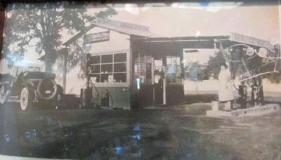 Former Bartlett's Service Station image. Click for full size.