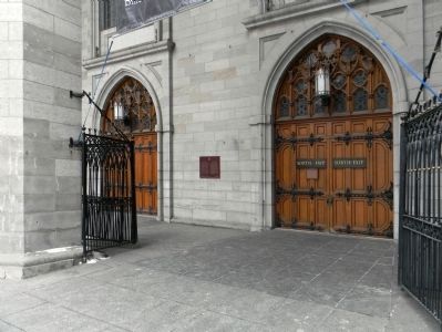 Wide view of the La Basilique Notre-Dame / Notre-Dame Basilica Marker. Click for full size. Wide view of the La Basilique Notre-Dame / Notre-Dame Basilica Marker image. Click for full size.
