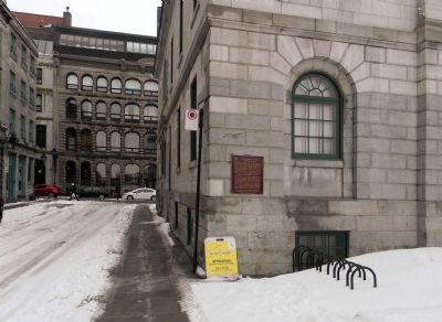 Wide view of the L’Ancien Édifice de la Douane / The Old Custom House Marker image. Click for full size.
