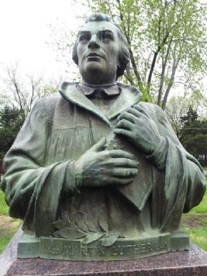 Martin Luther Statue image. Click for full size.