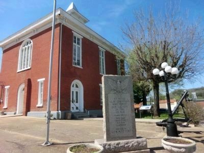 Clay County Memorial-Courthouse grounds image. Click for full size.