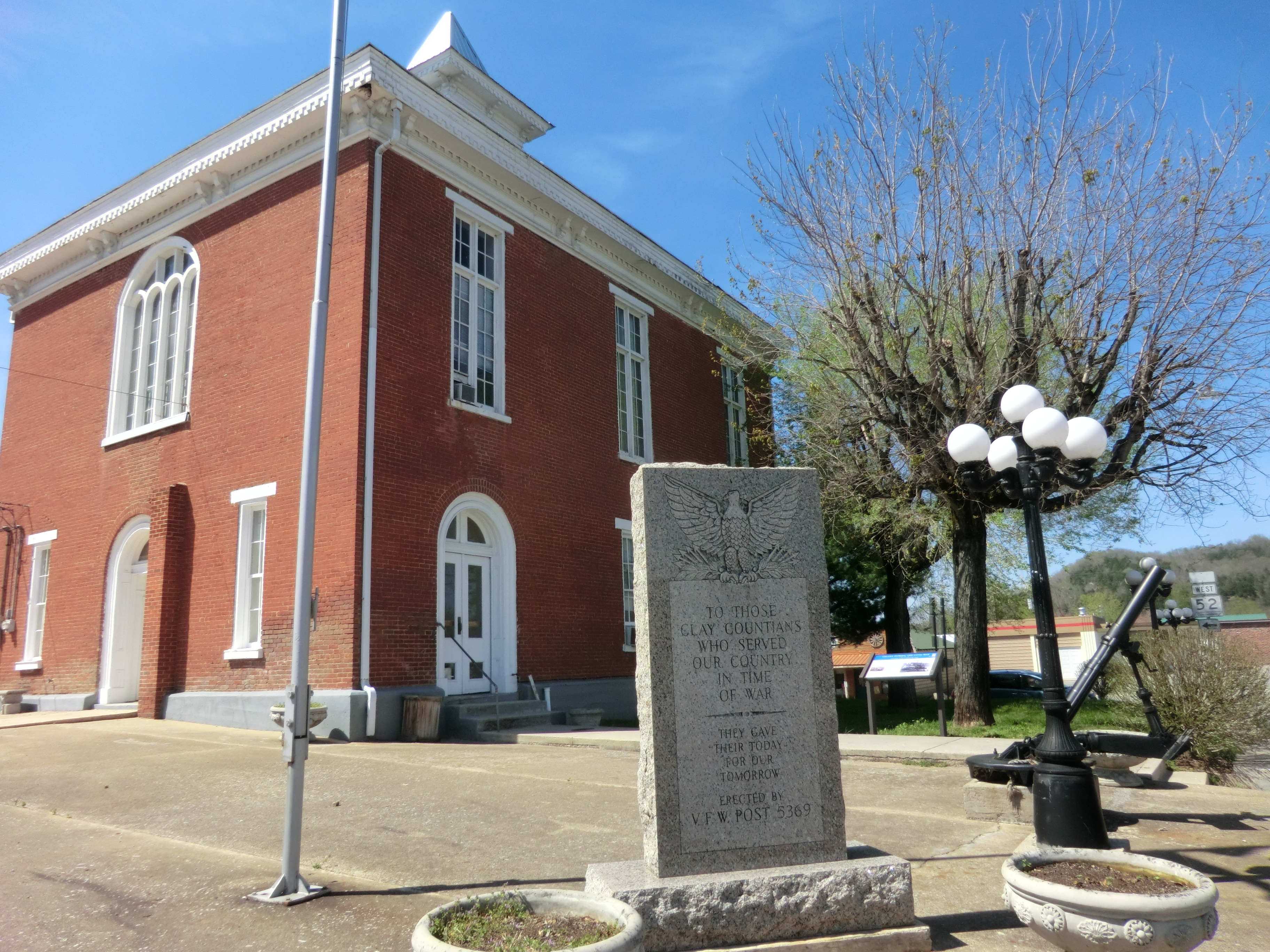 Clay County Memorial-Courthouse grounds