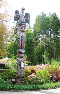 Raven, Beaver with Grouse, Otter with pups & clam, Frog Totem Pole image. Click for full size.
