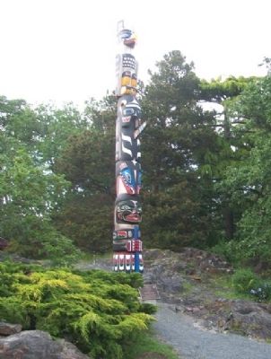 <i>Hosaqami</i> Totem Pole and Marker image. Click for full size.