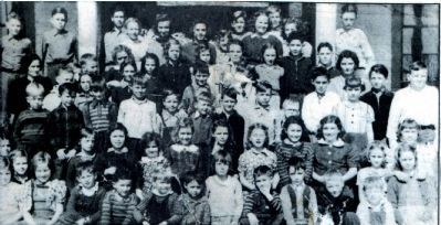 Old Lyons school student body, image. Click for full size.