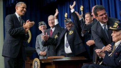 65th Infantry Regiment, The <i>Borinqueneers</i> receiving Congressional Gold Medal image. Click for full size.
