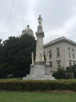 Adjacent Courthouse and Civil War Monument image. Click for full size.