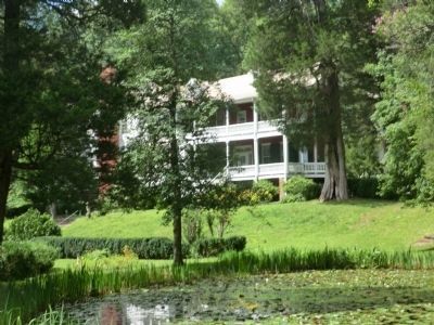 Green River Plantation Mansion-side view image. Click for full size.