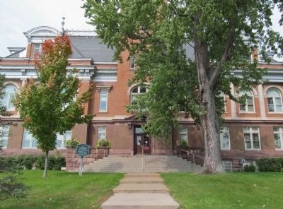 Lincoln County Courthouse and Marker. Click for full size. Lincoln County Courthouse and Marker image. Click for full size.