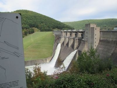 Kinzua Dam and Marker image. Click for full size.