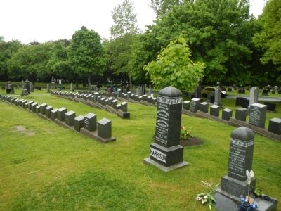 Graves of the victims of the <i>Titanic</i> disaster. image. Click for full size.