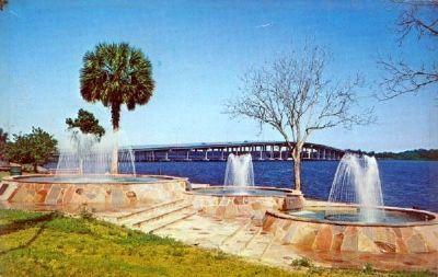 Veterans Memorial Plaza on the St. Johns River - Palatka, Florida image. Click for full size.