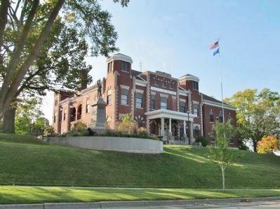 Monument and Courthouse image. Click for full size.