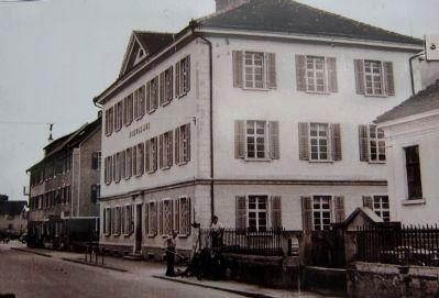 <i>Das Schulgebude von 1846, heute Westtrakt des Rathauses von Schaan.</i> image. Click for full size.