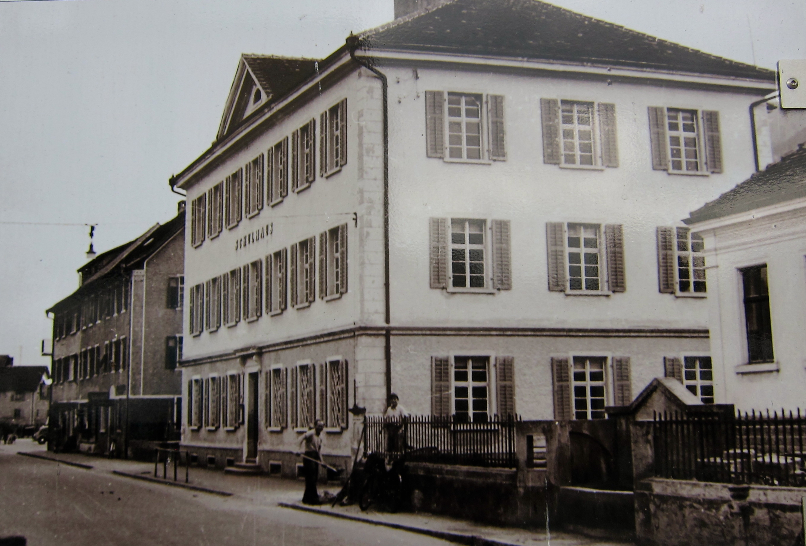 <i>Das Schulgebäude von 1846, heute Westtrakt des Rathauses von Schaan.</i>