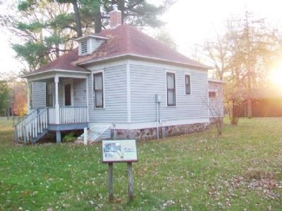 Tenant Farmer House and Marker image. Click for full size.