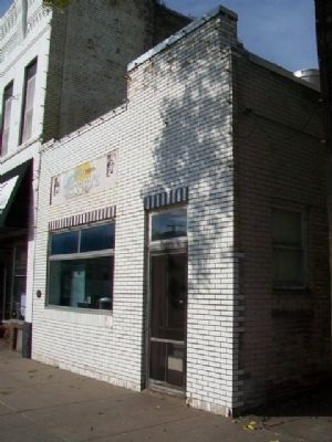 Former Black and White Cafe and Marker image. Click for full size.